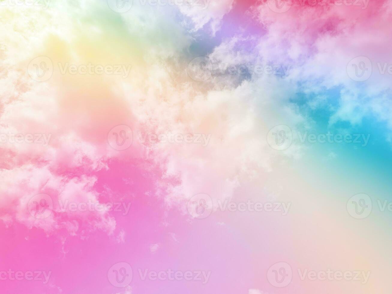 belleza dulce pastel suave naranja y amarillo con mullido nubes en cielo. multi color arco iris imagen. resumen fantasía creciente ligero foto