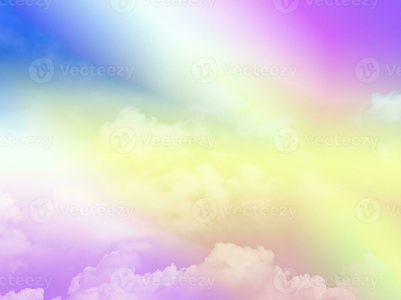 belleza dulce pastel Violeta y amarillo vistoso con mullido nubes en cielo. multi color arco iris imagen. resumen fantasía creciente ligero foto