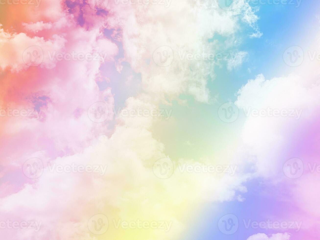 belleza dulce pastel amarillo rojo vistoso con mullido nubes en cielo. multi color arco iris imagen. resumen fantasía creciente ligero foto