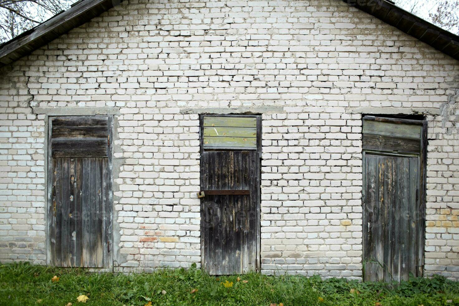 Tres puertas en el antiguo cochera. foto