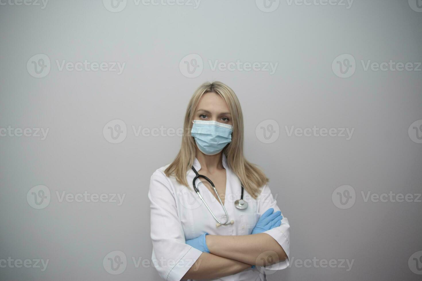 Covid19, coronavirus, healthcare and doctors concept. Portrait of professional confident young asian doctor in medical mask and white coat, stethoscope over neck, ready help patient, fight disease. photo