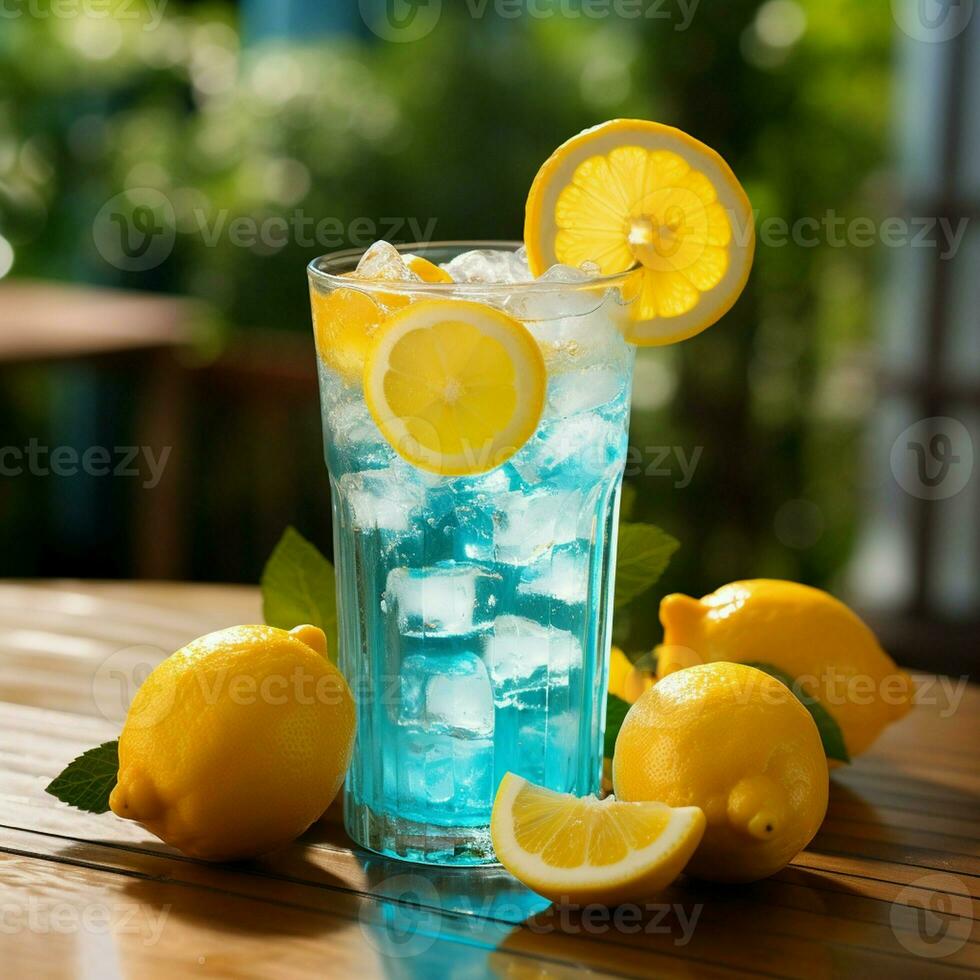 disfrutar un refrescante bebida con hielo cubitos, limón, y rebanadas de Fresco Fruta en un ligero azul, glacial, y transparente bebida. foto