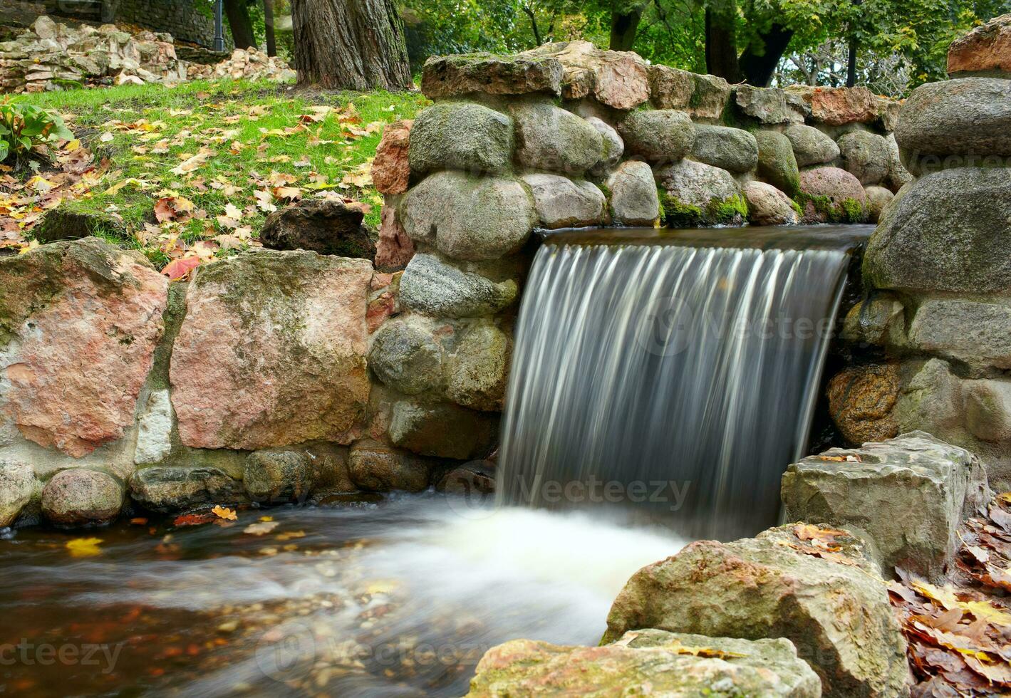 cascada en el parque. foto