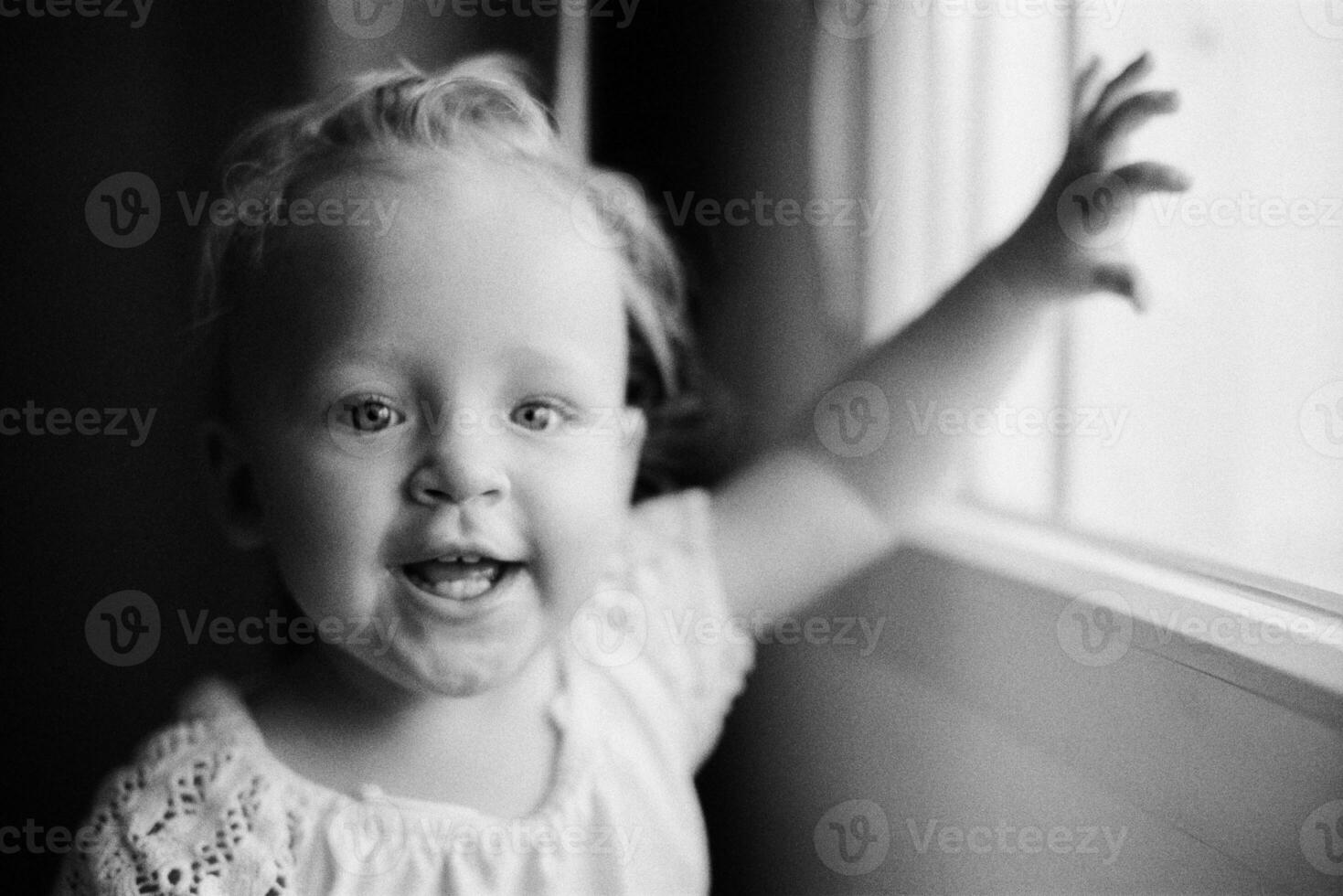 retrato de contento uno año antiguo niña en negro y blanco foto