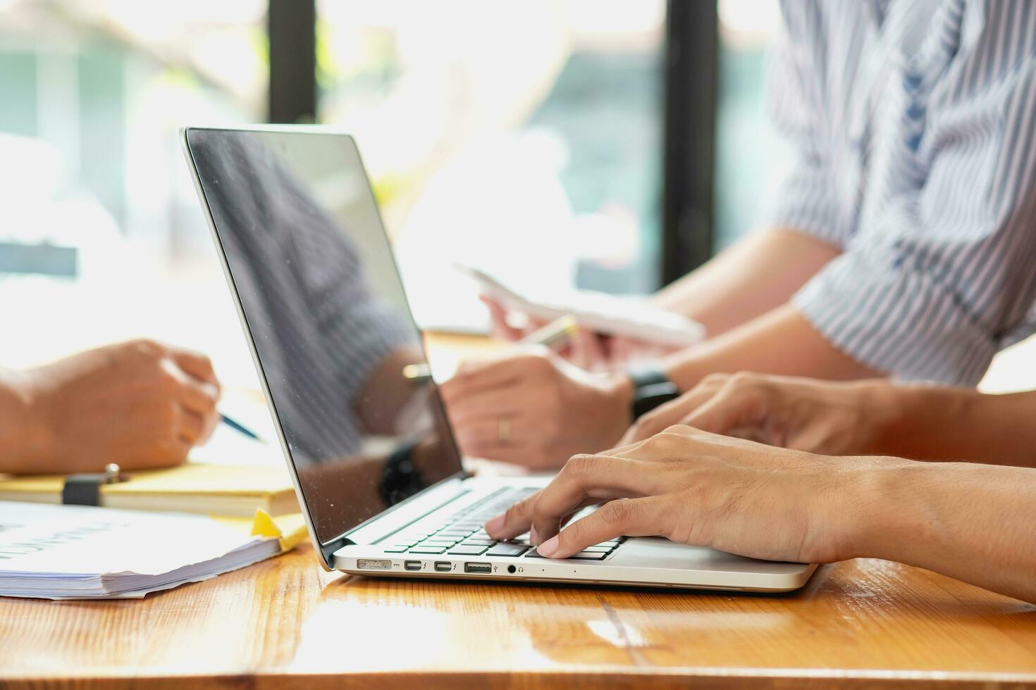 Planning to reduce investment risks, The business team is planning to adjust the marketing strategy to make the company profitable and analyze the investment for customers within the company. photo