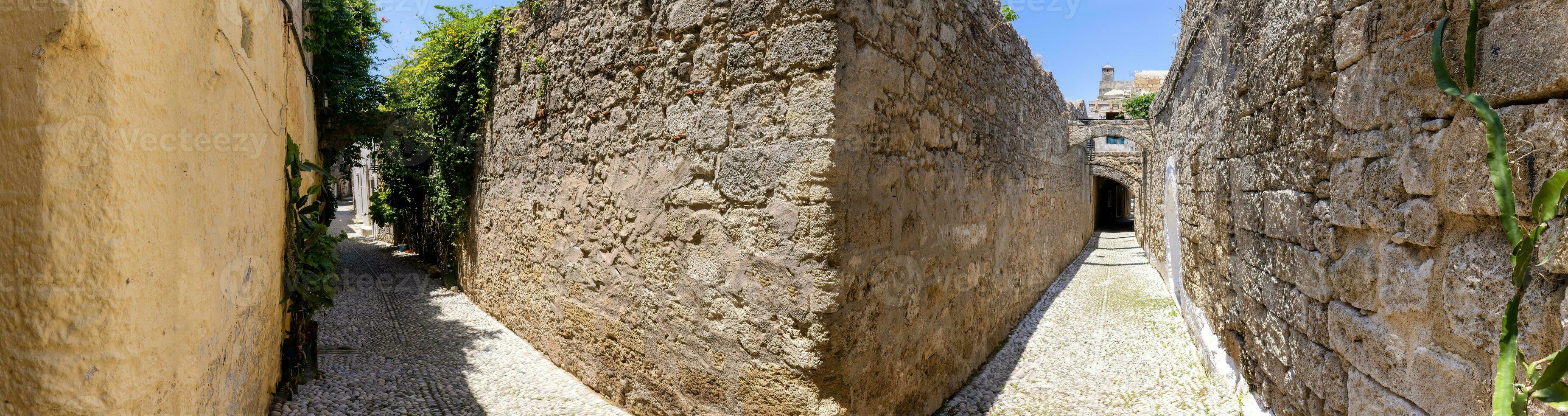 Grecia viaje destino, vistoso calles de Rodas isla ciudad Rodas en histórico ciudad centrar foto