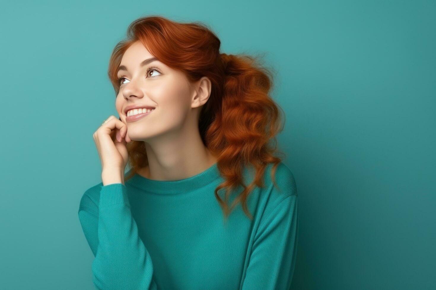 mujer con rojo pelo pensando acerca de alguna cosa foto