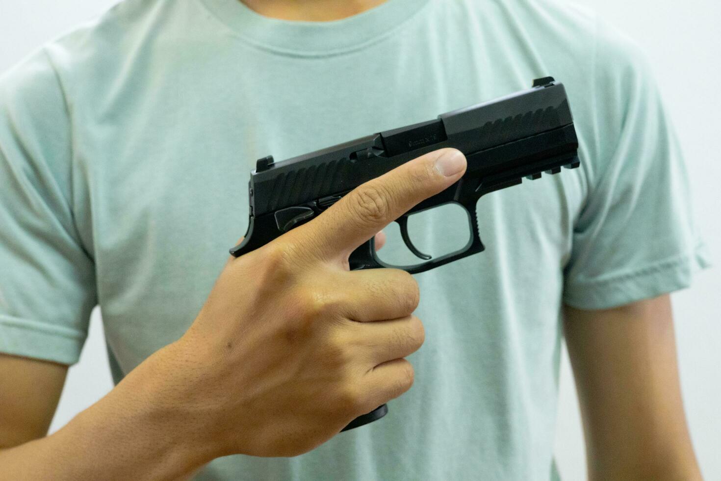 hombre participación un pistola a cofre nivel foto