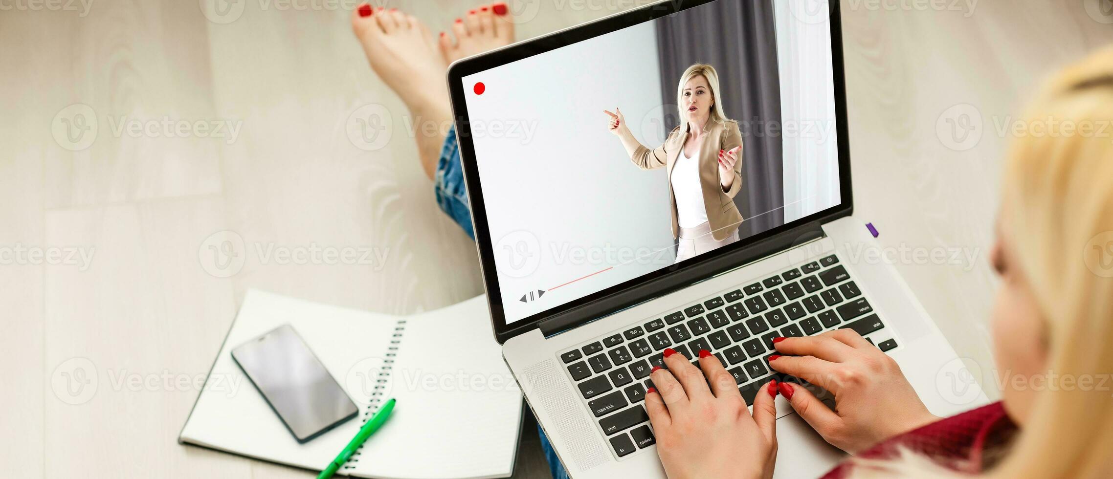 mujer de negocios haciendo vídeo llamada a negocio compañero utilizando computadora portátil, mirando a pantalla con virtual web charlar, contactando cliente por conferencia, hablando en cámara web, en línea consulta, hora concepto, cerca arriba foto