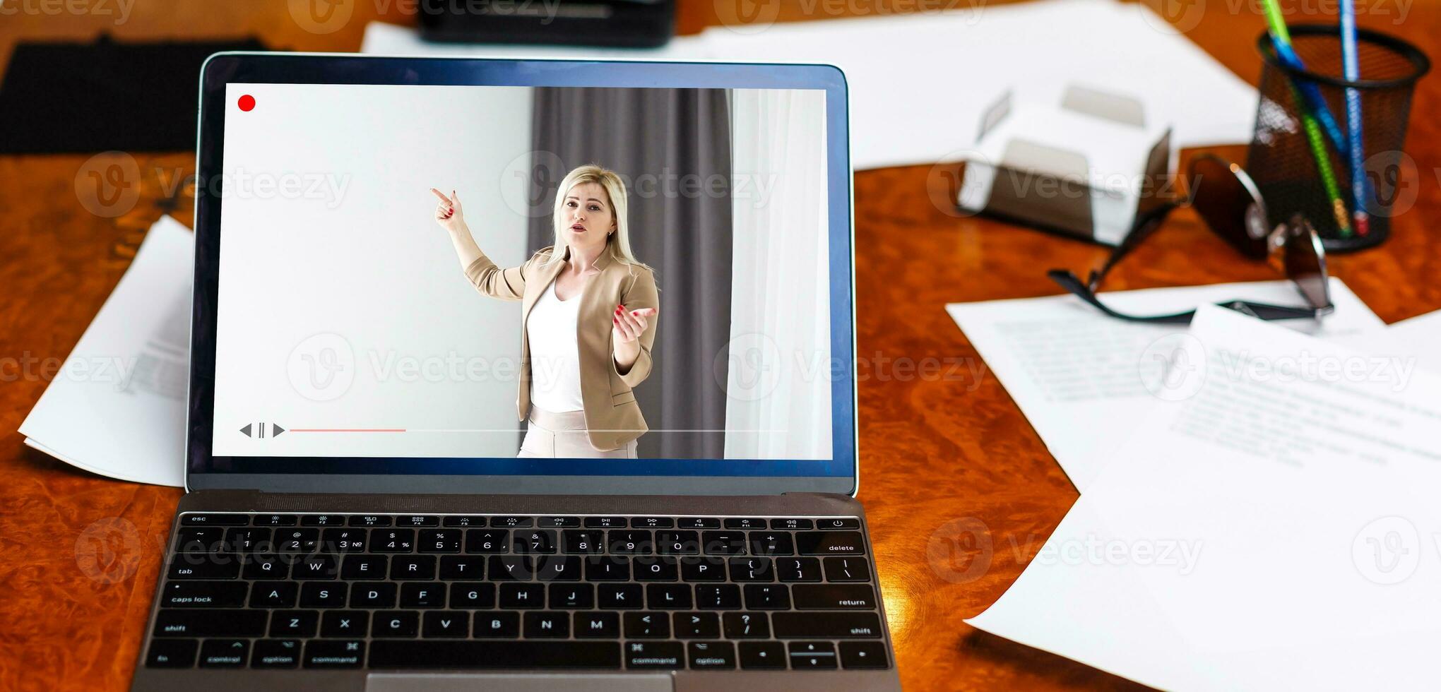 mujer de negocios haciendo vídeo llamada a negocio compañero utilizando computadora portátil, mirando a pantalla con virtual web charlar, contactando cliente por conferencia, hablando en cámara web, en línea consulta, hora concepto, cerca arriba foto