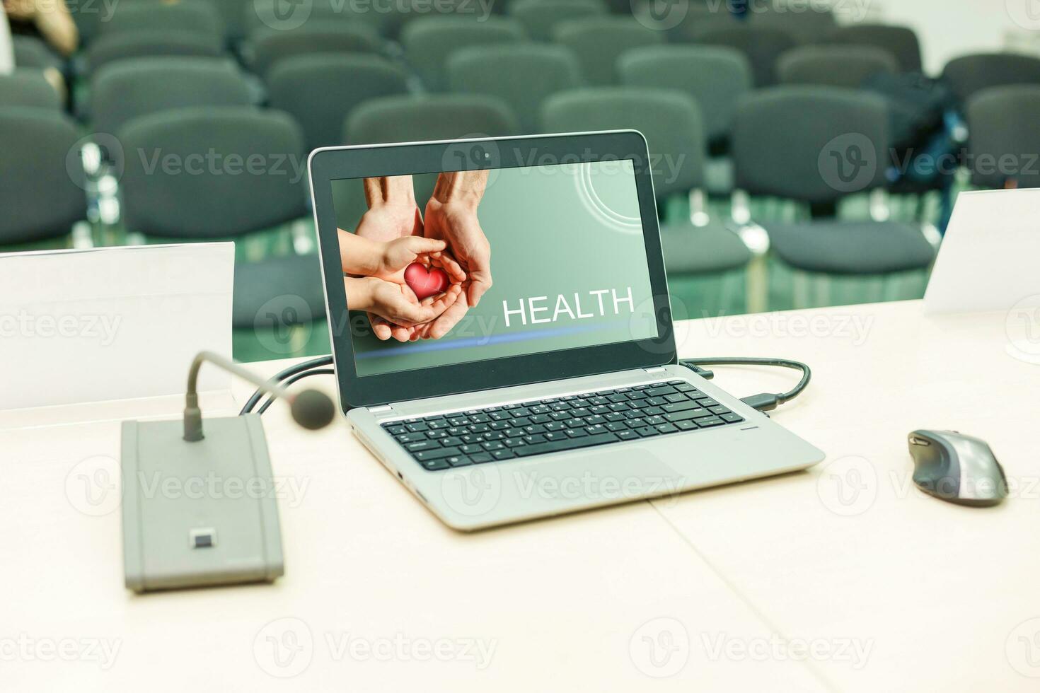 médico entrando paciente notas en un ordenador portátil en cirugía foto