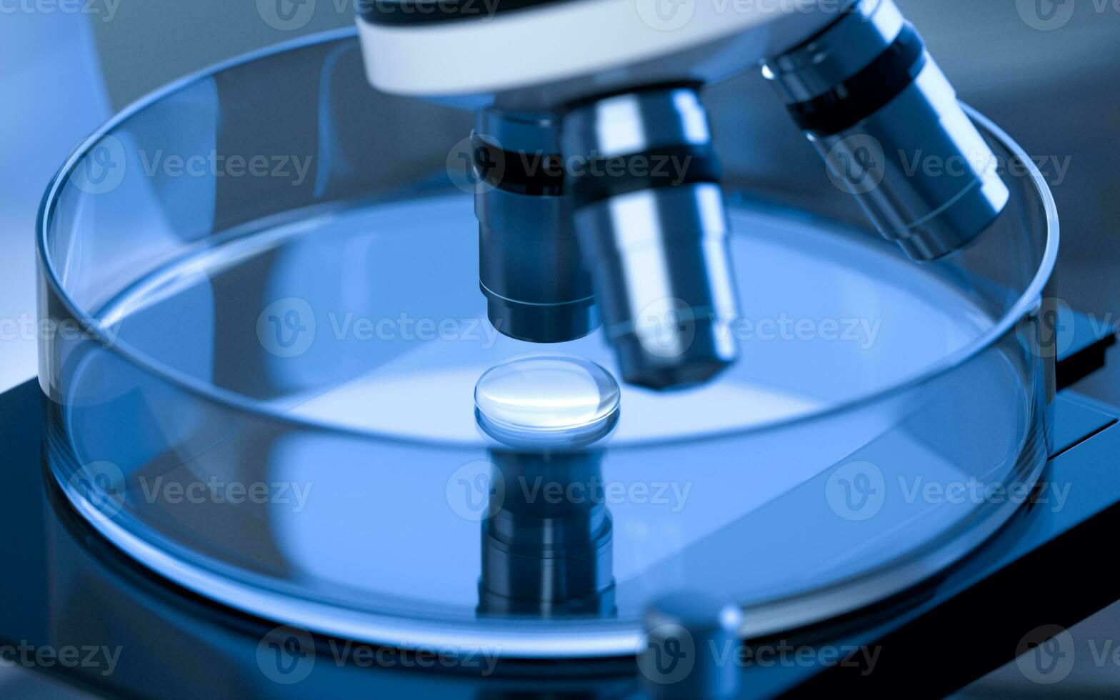 cristalería y microscopio en el laboratorio, 3d representación. foto