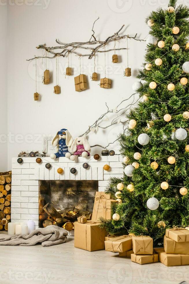 elegante Navidad interior decorado en gris colores. comodidad hogar. Sillón con tela tapicería foto