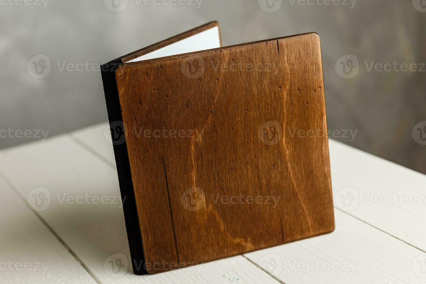 de madera libro en un blanco antecedentes foto