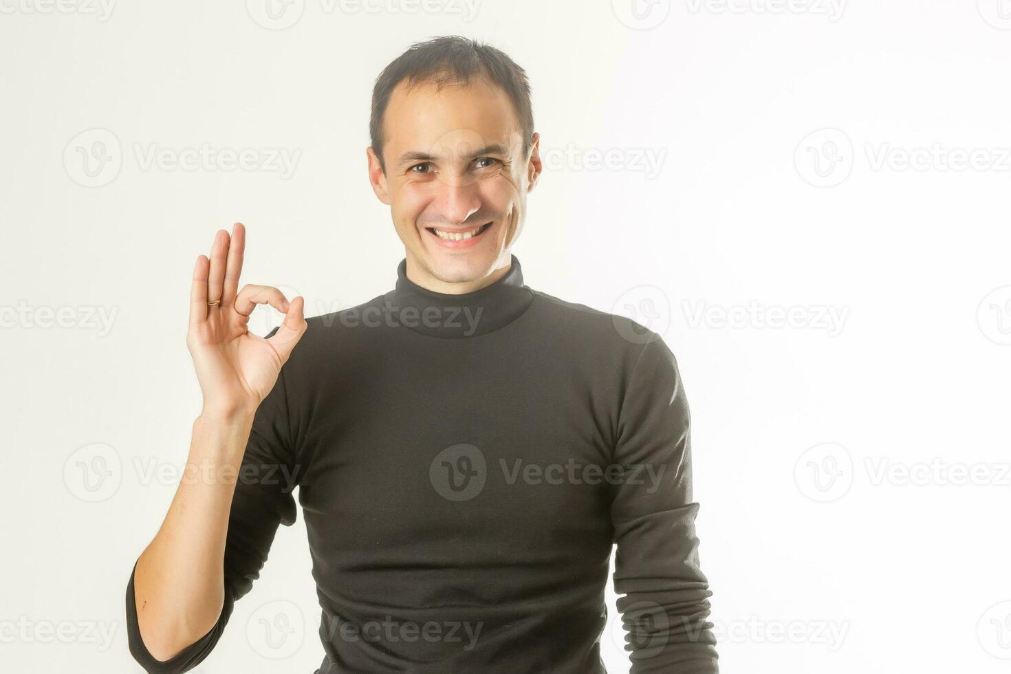 foto de hermoso hombre en casual camiseta y cerda en cara sonriente en cámara con pulgar arriba aislado terminado blanco antecedentes