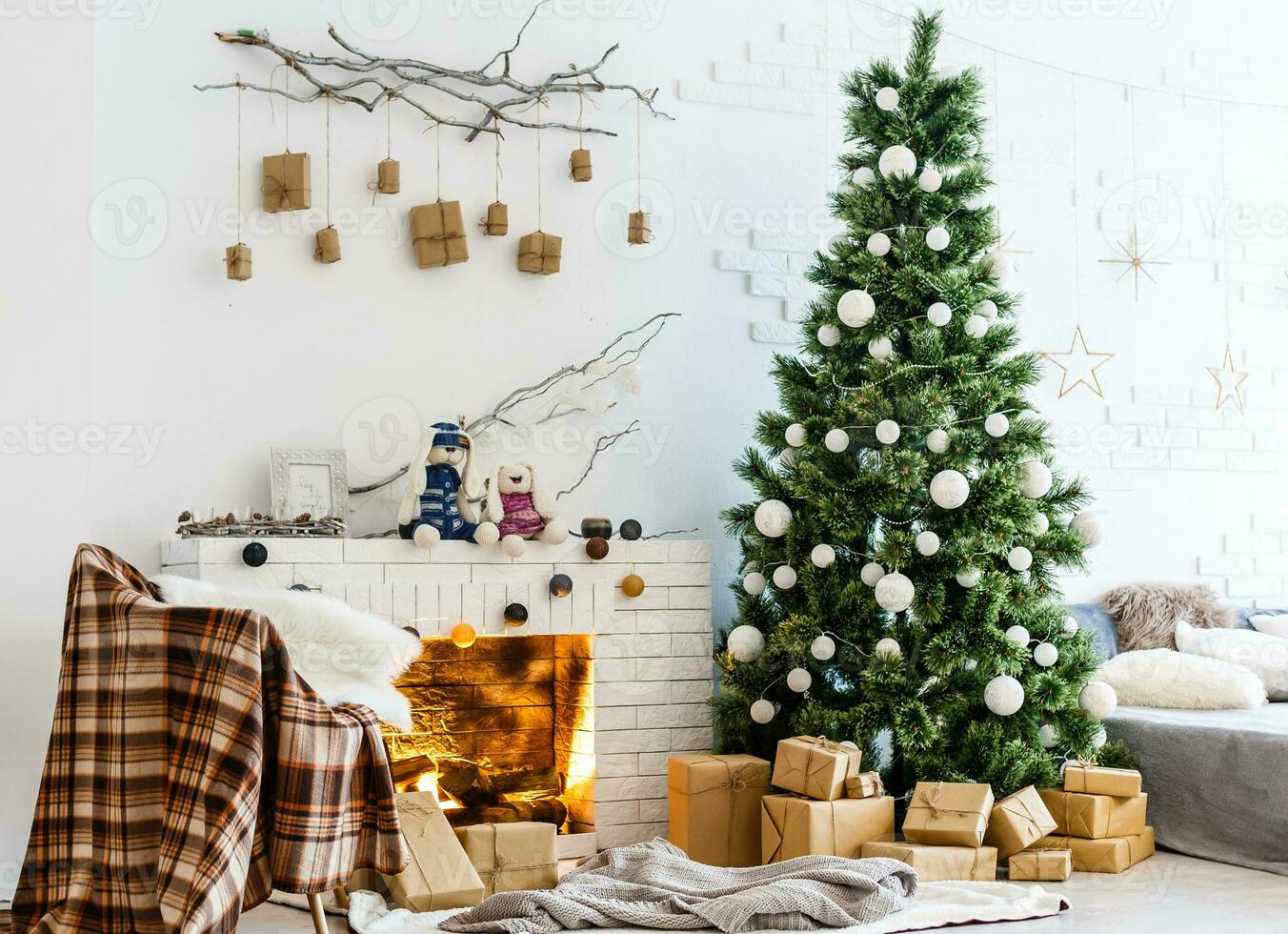 chimenea y árbol de navidad con regalos en la sala de estar foto