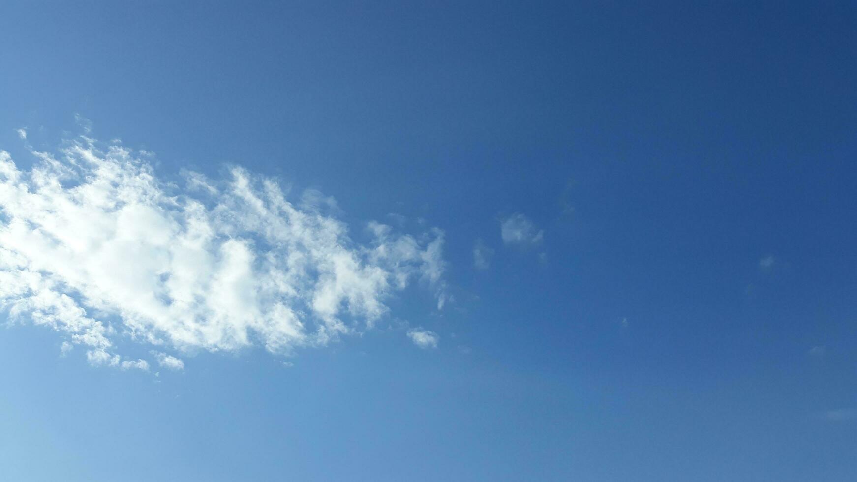 un nube en contra un azul cielo como un cortina foto