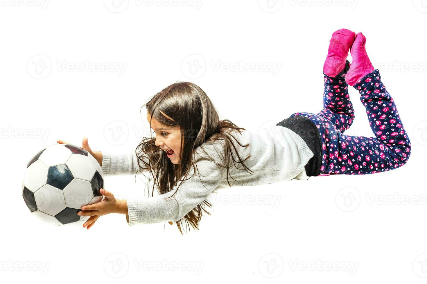 pequeño niña volador fútbol pelota foto