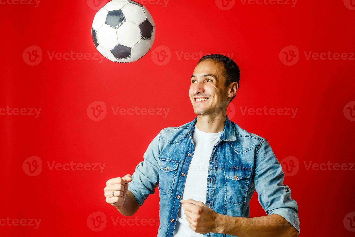 hermoso hombre participación un fútbol pelota terminado vistoso fondo foto