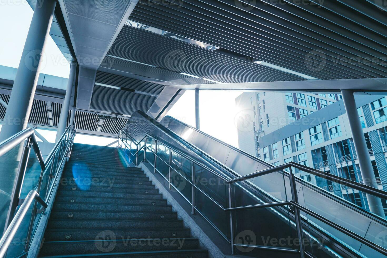 al aire libre ascensores y ciudad edificios, con luz de sol en frente. foto