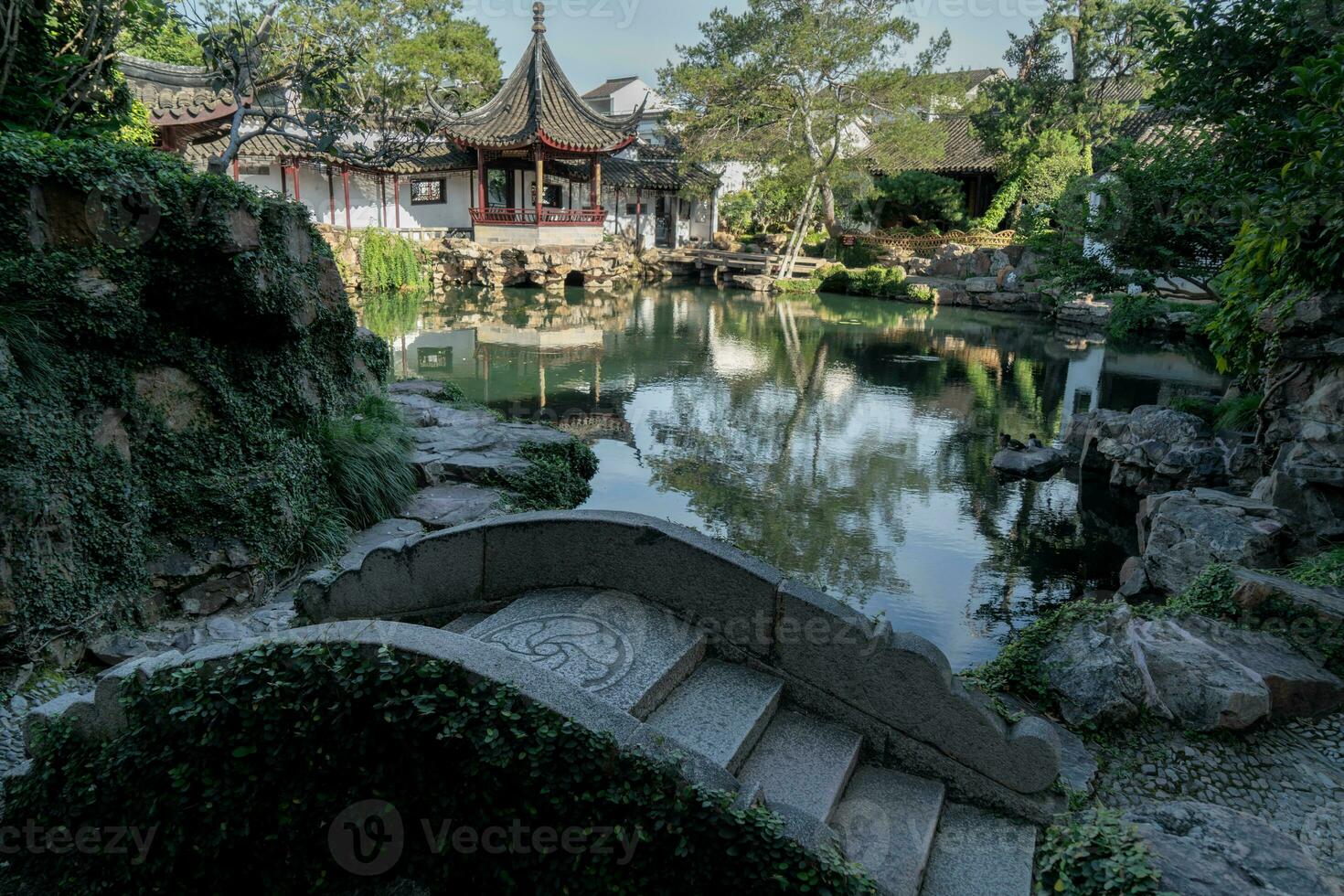 antiguo arquitectura en el Suzhou jardín en porcelana. foto