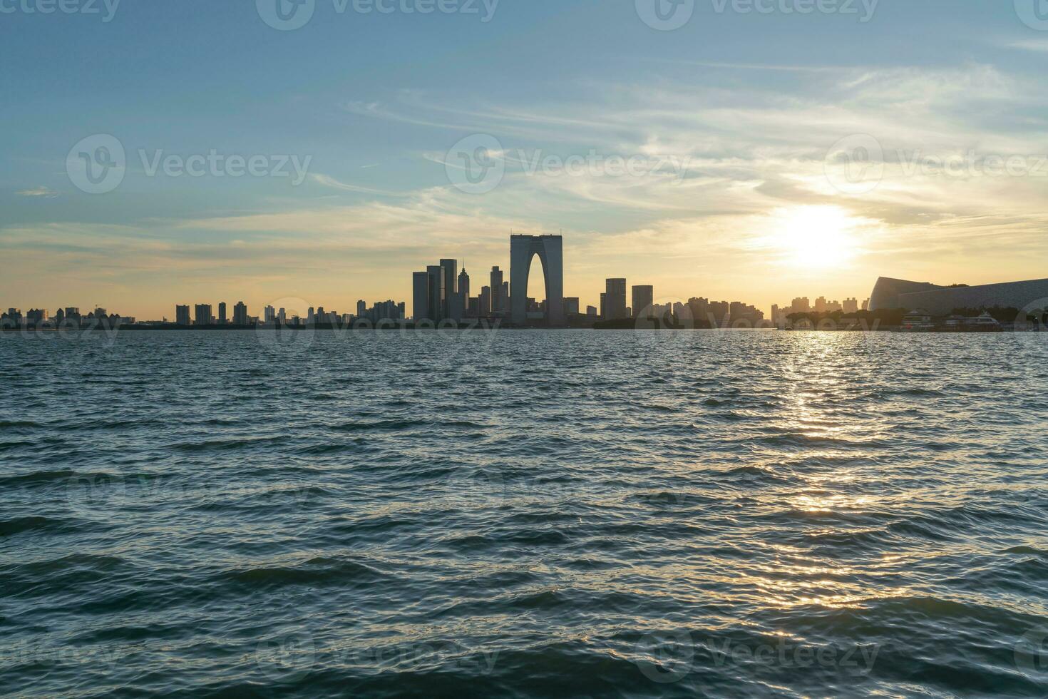 ciudad edificios por jinji lago en suzhou, porcelana. foto