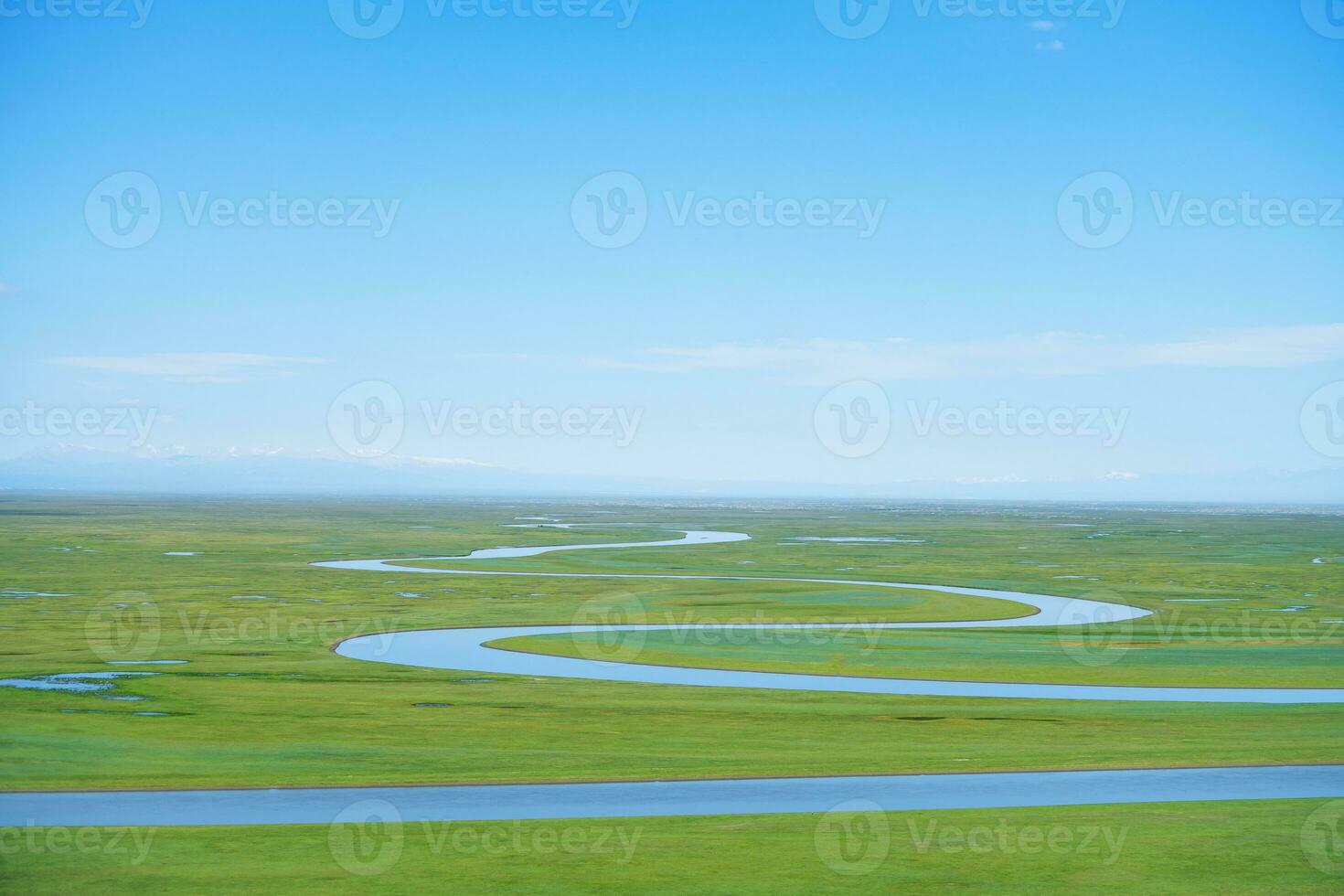 devanado ríos y prados foto en bayinbuluke pradera en Xinjiang, porcelana.