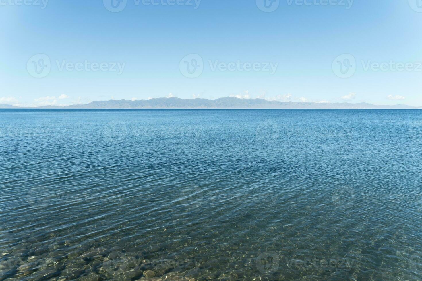 calma superficie de el lago con un soleado día. Disparo en sayram lago en Xinjiang, porcelana. foto