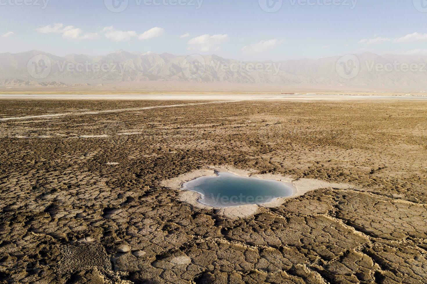 sal estanque en el seco tierra en qinghai, porcelana. foto