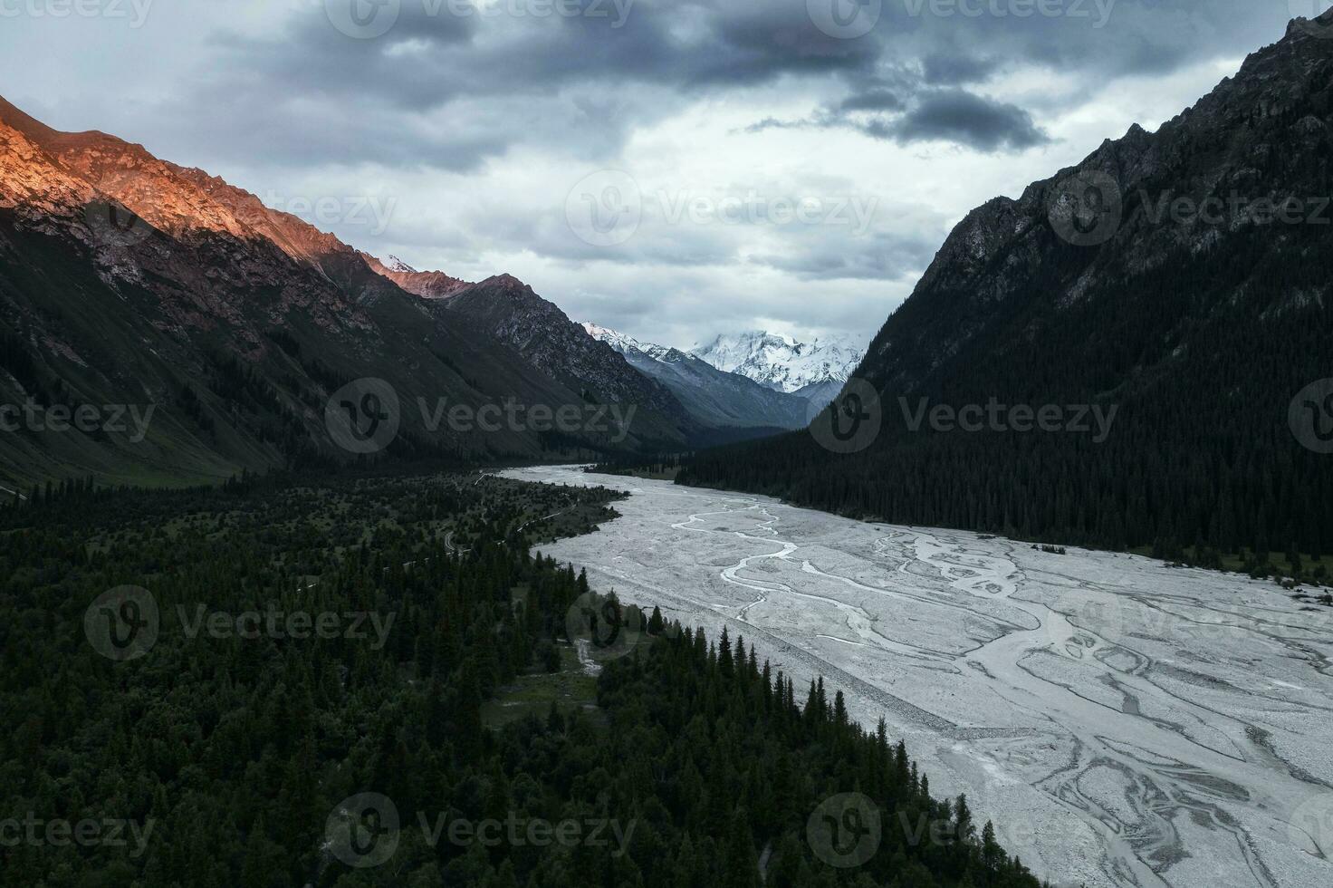 río y montañas a puesta de sol. foto