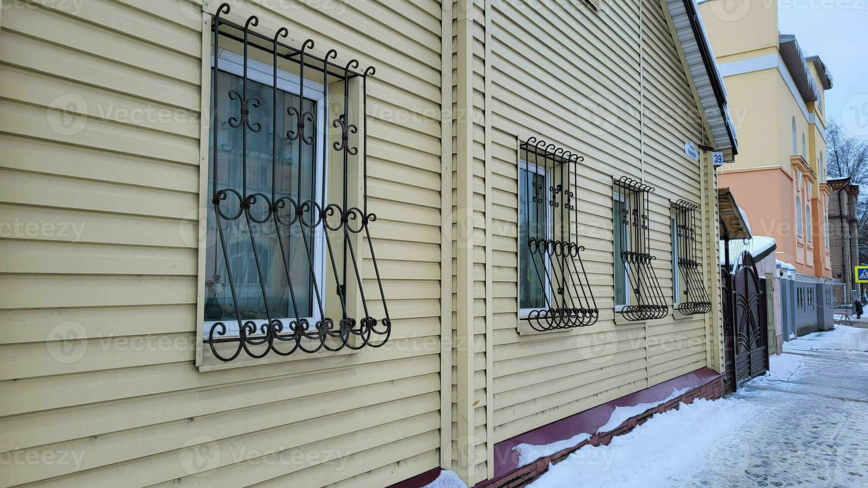 fachada con ventanas y calado rejas en un invierno día. foto