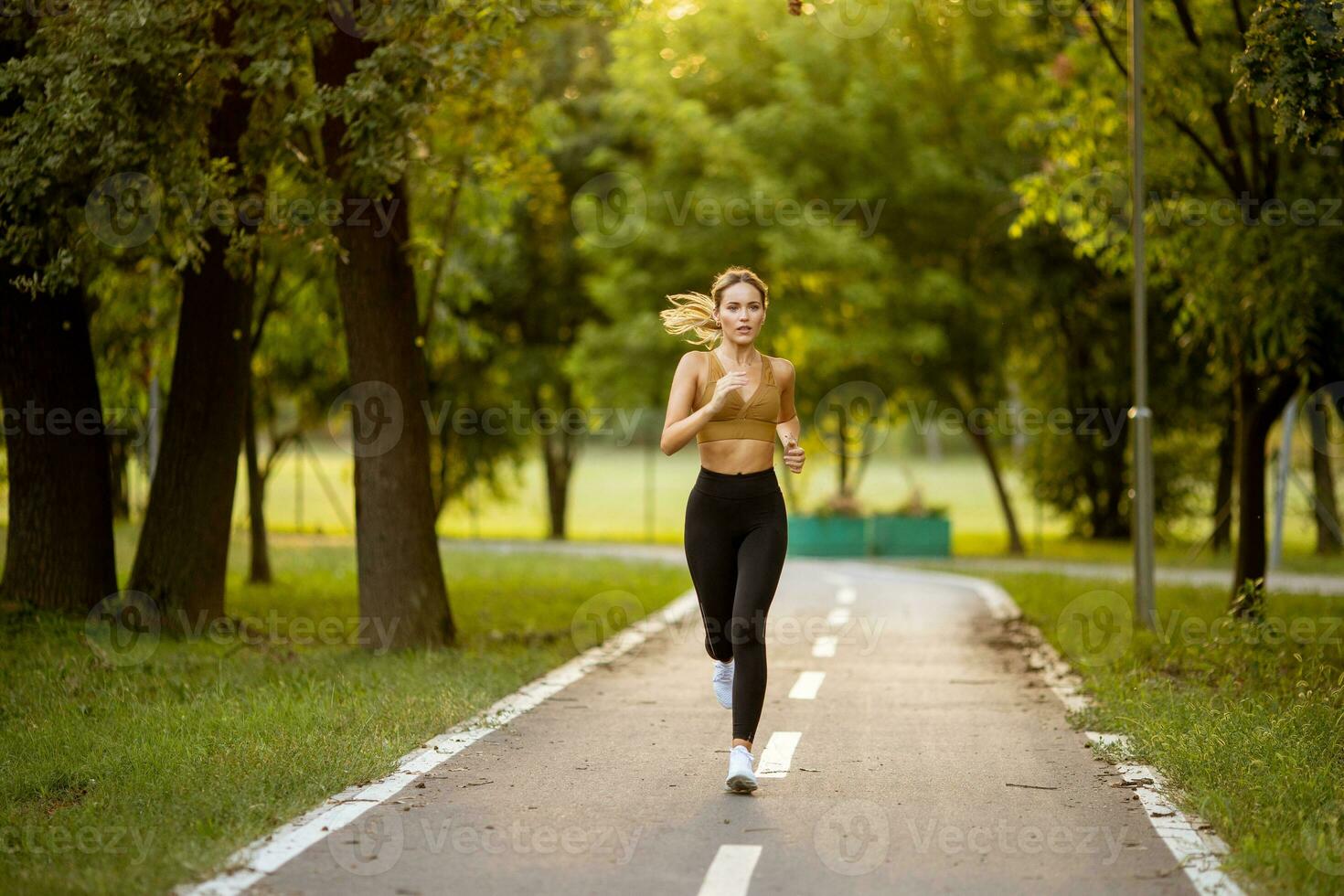 bonito joven mujer corriendo en el carril en el parque 27865806 Foto de  stock en Vecteezy