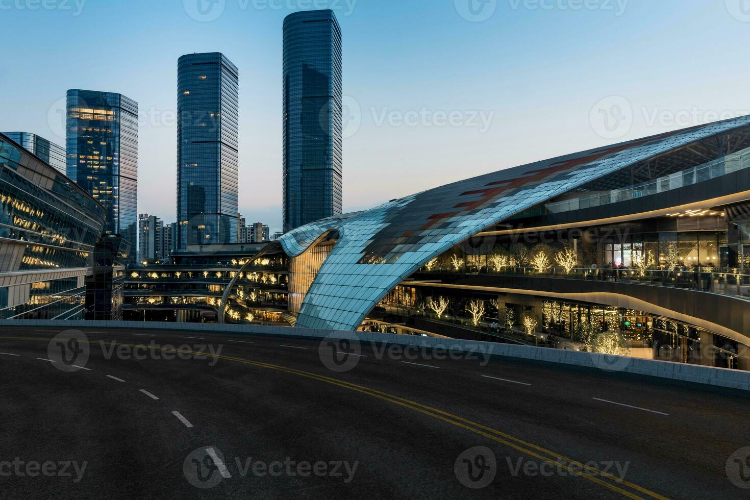 asfalto la carretera y urbano edificio de suzhou, entrada de coches y la carretera. foto