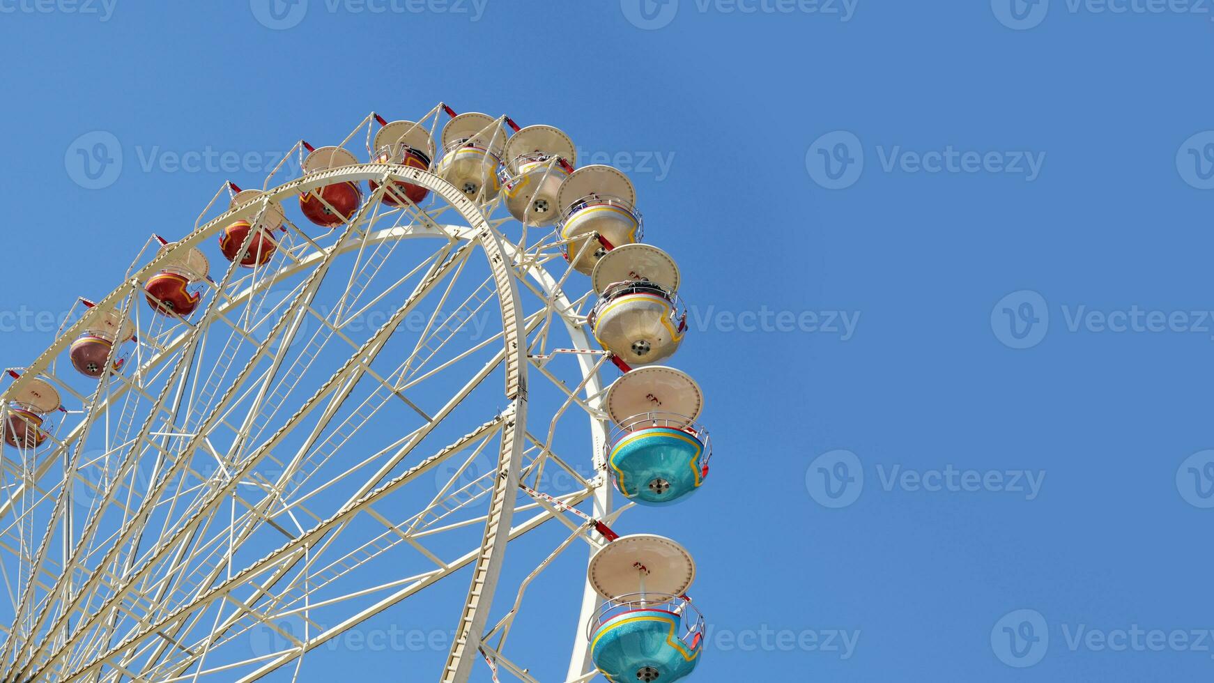 ferris rueda en claro azul cielo con Copiar espacio foto