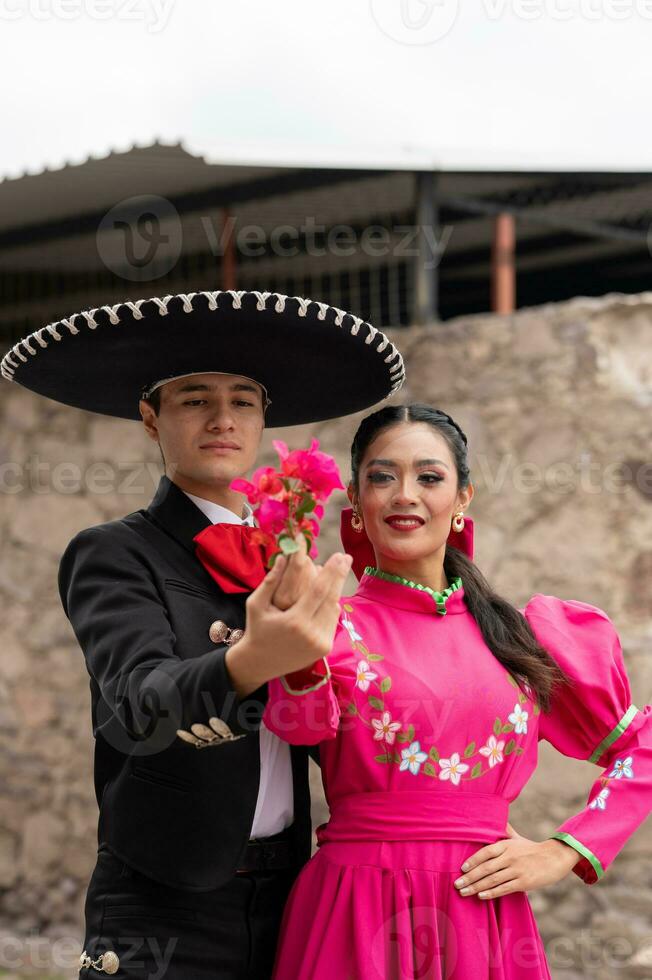 joven Hispano mujer y hombre en independencia día o cinco Delaware mayonesa desfile o cultural festival foto