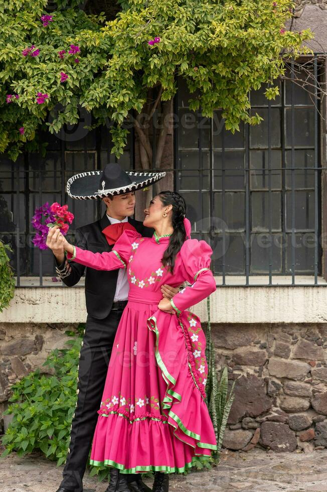 joven Hispano mujer y hombre en independencia día o cinco Delaware mayonesa desfile o cultural festival foto