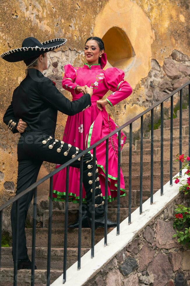 joven Hispano mujer y hombre en independencia día o cinco Delaware mayonesa desfile o cultural festival foto