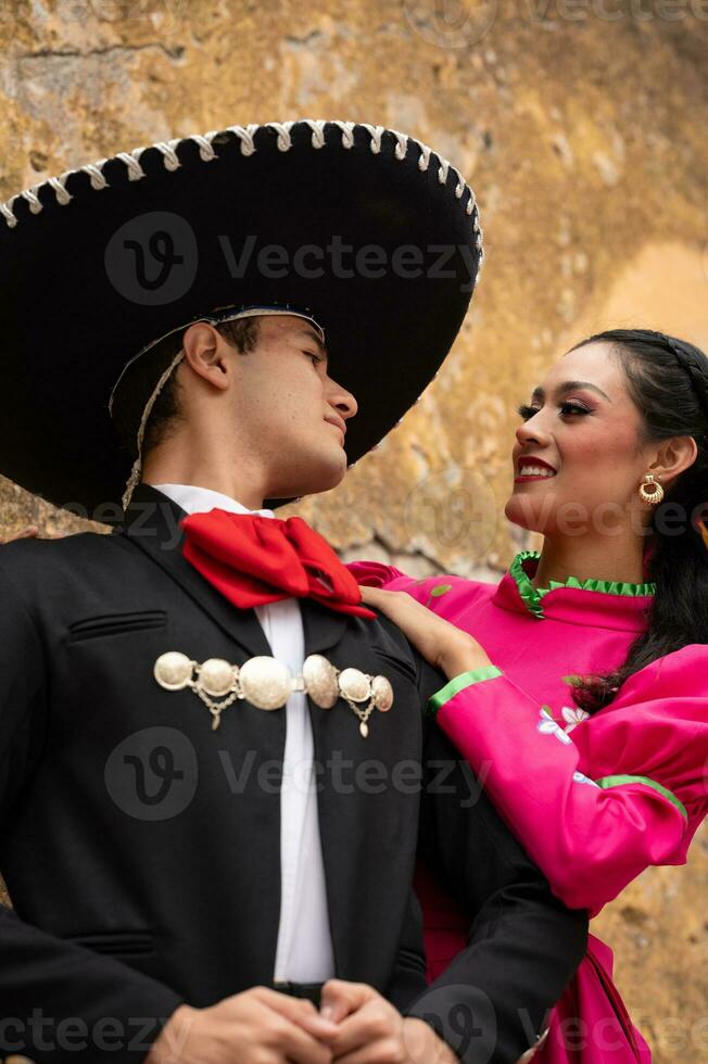 joven Hispano mujer y hombre en independencia día o cinco Delaware mayonesa desfile o cultural festival foto