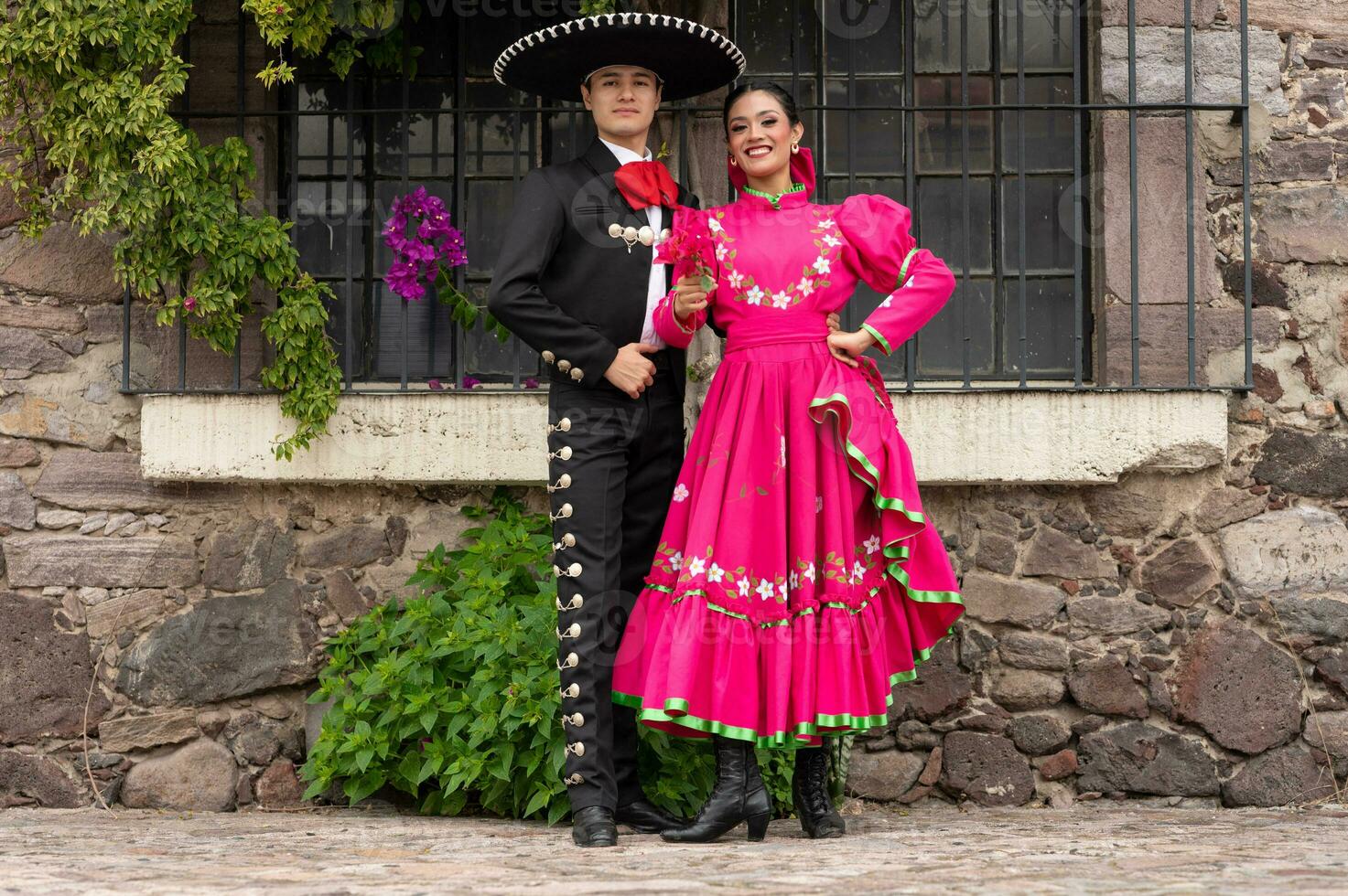 joven Hispano mujer y hombre en independencia día o cinco Delaware mayonesa desfile o cultural festival foto