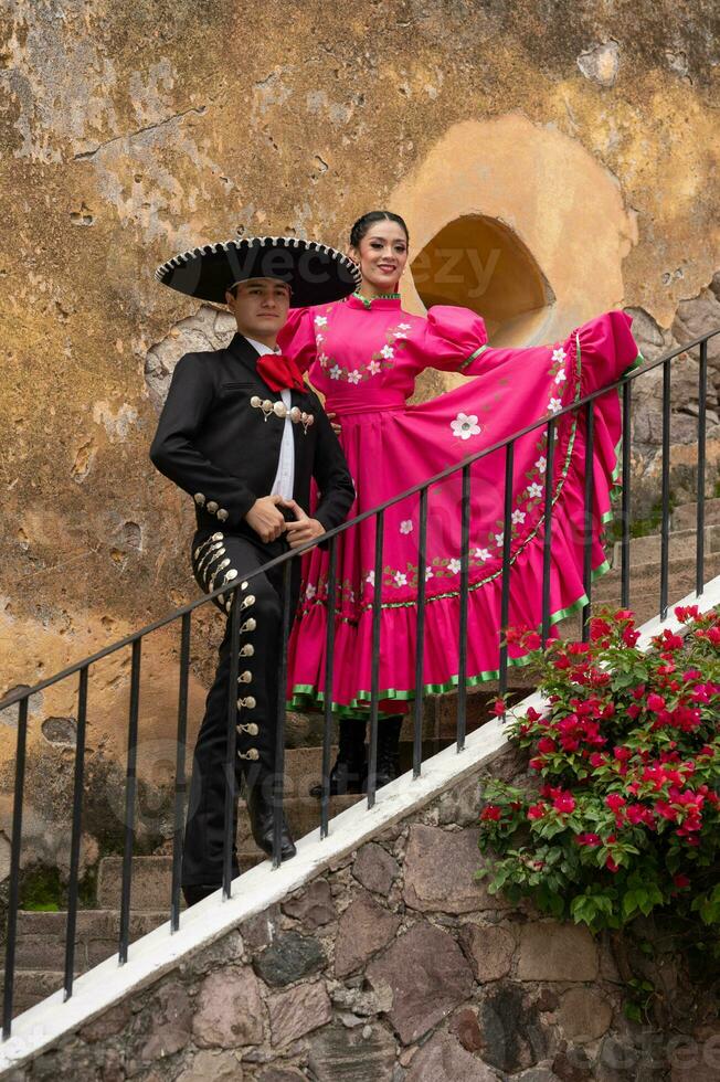 joven Hispano mujer y hombre en independencia día o cinco Delaware mayonesa desfile o cultural festival foto