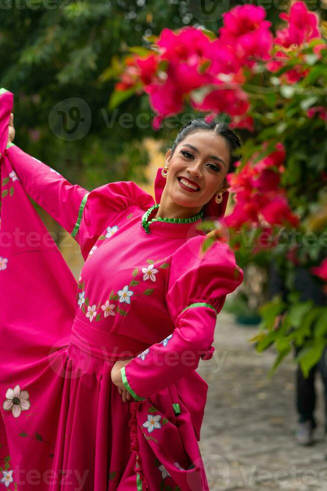 joven Hispano mujer y hombre en independencia día o cinco Delaware mayonesa desfile o cultural festival foto