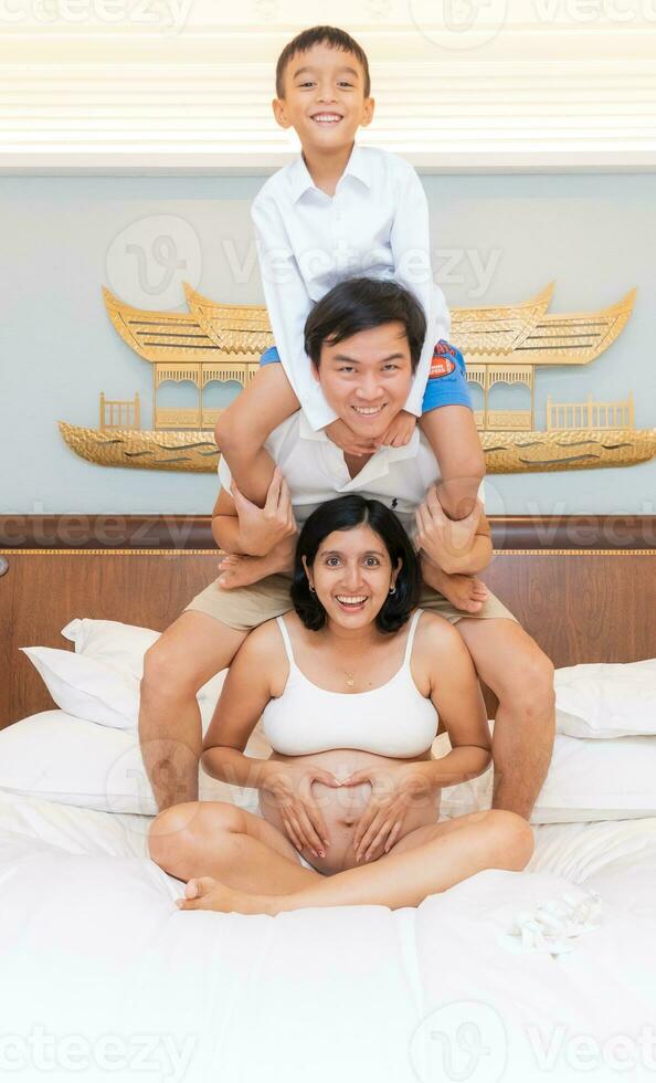 joven embarazada mujer y hijo formar un calentar familia. foto