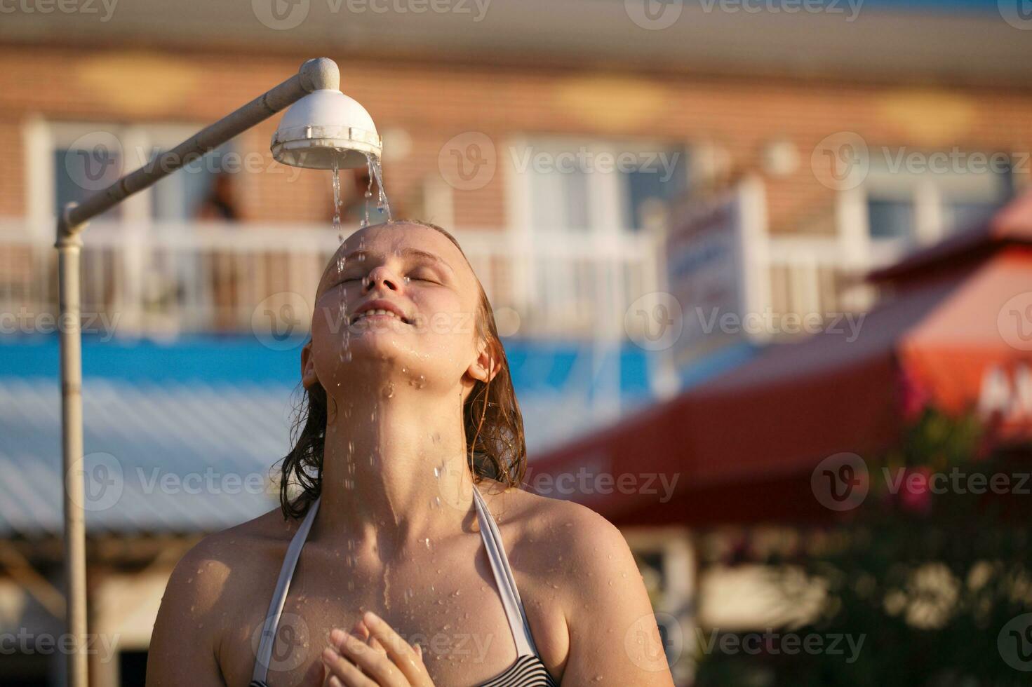 mujer enjuague de a el playa debajo un ducha foto