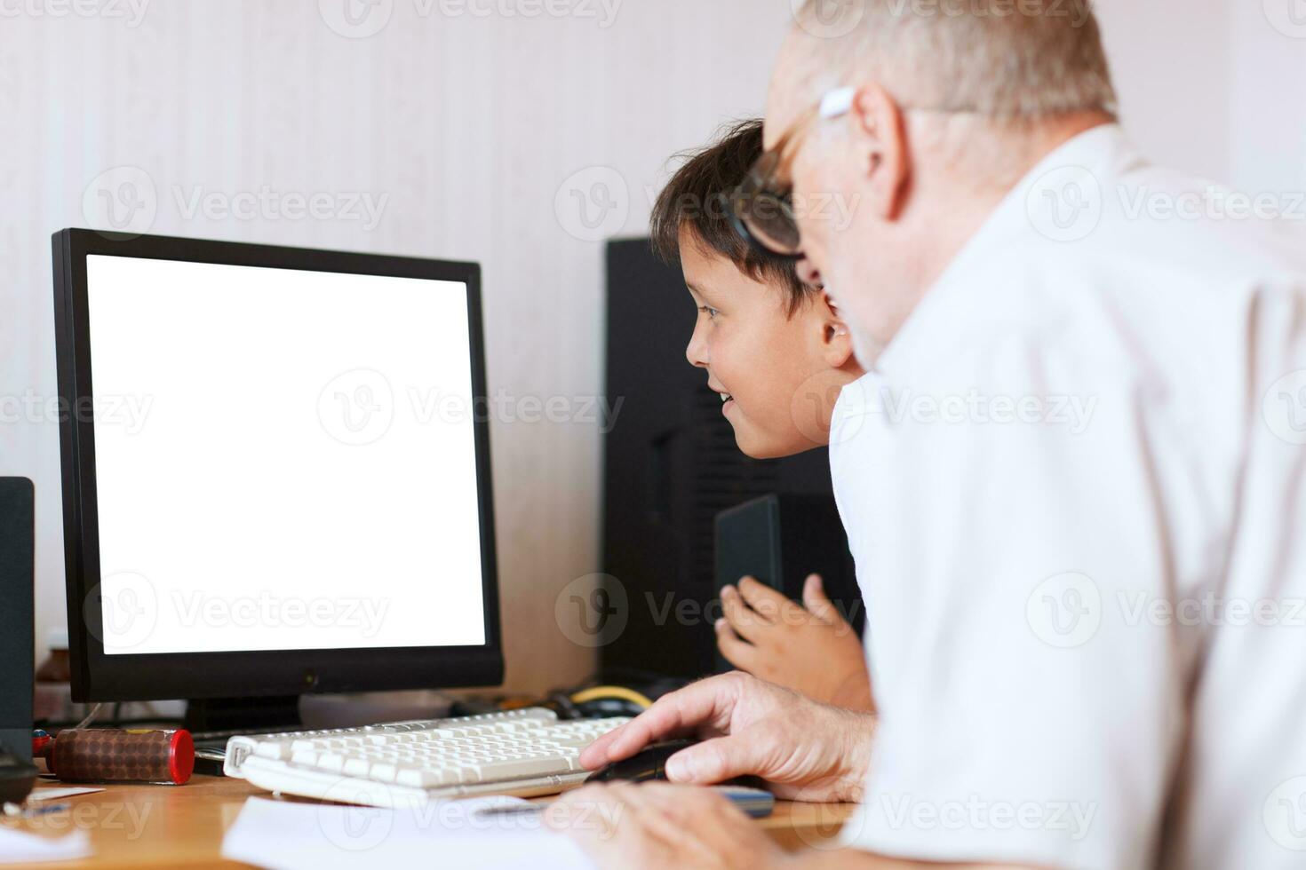 abuelo y nieto en frente de el computadora foto