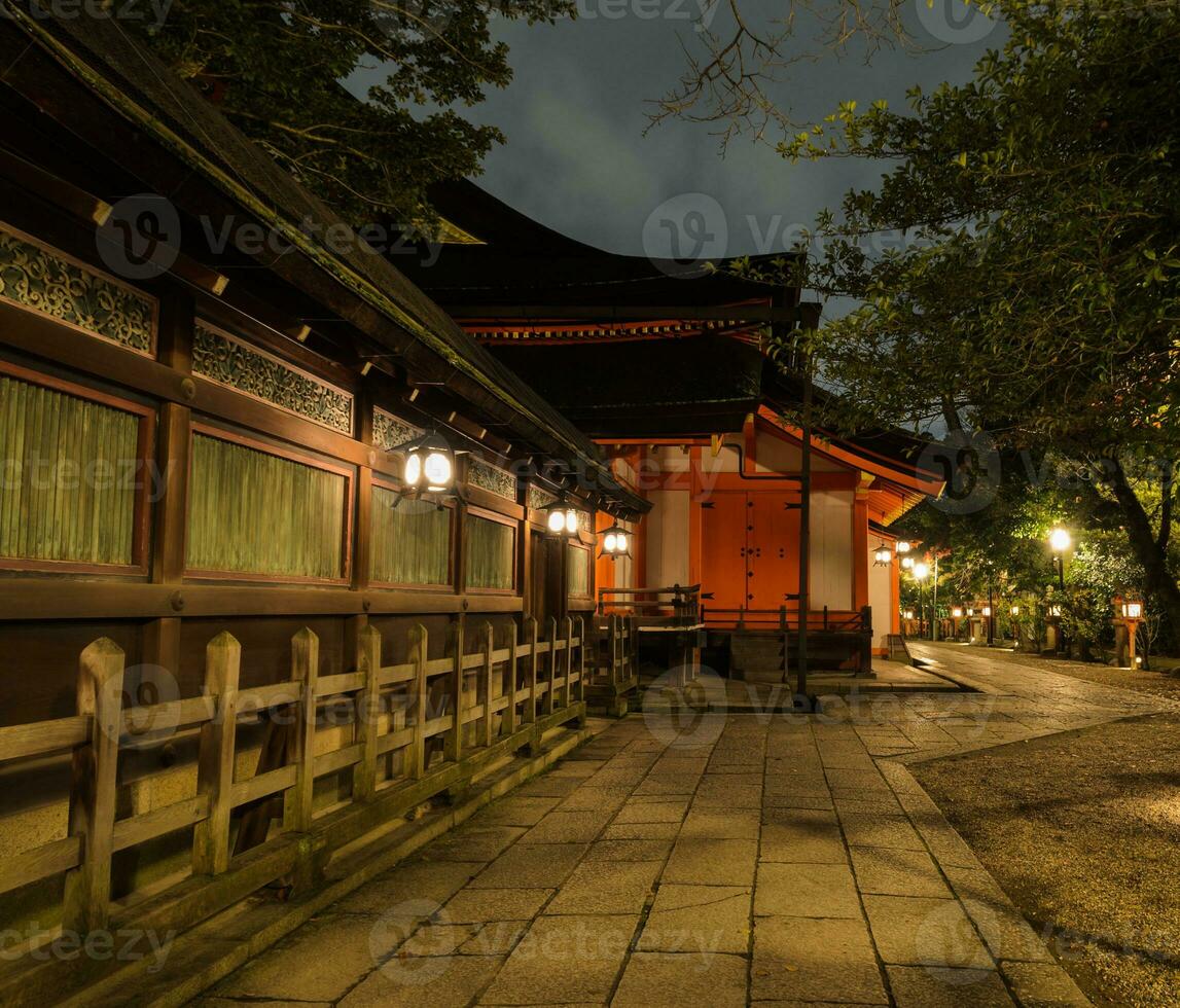 yasaka santuario a noche en kioto, Japón foto