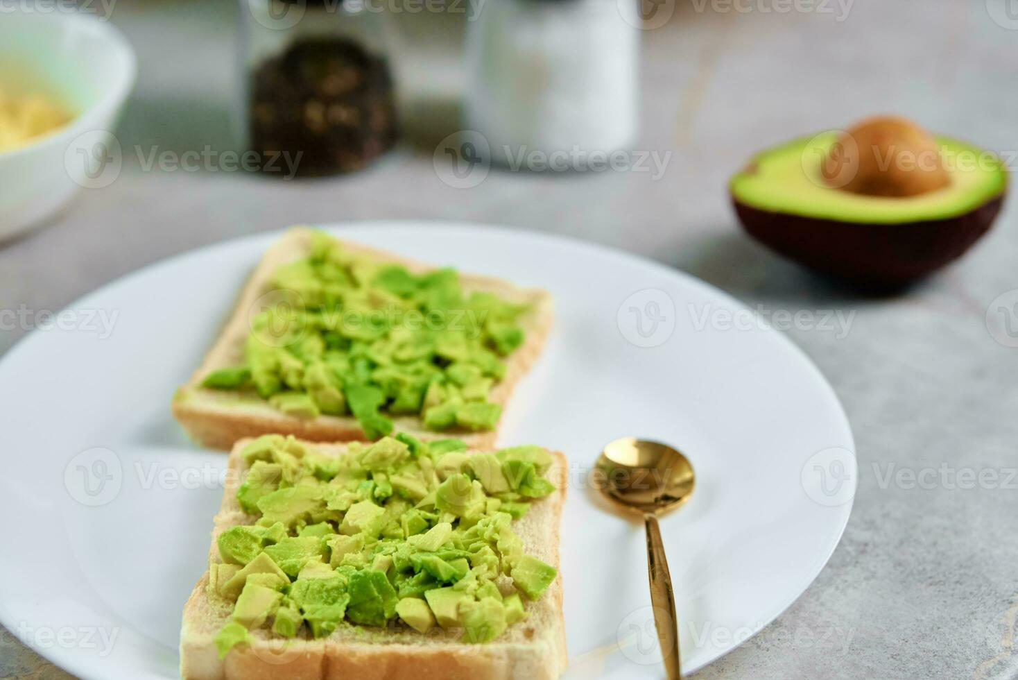 tostadas con aguacate en lámina, sano nutrición foto