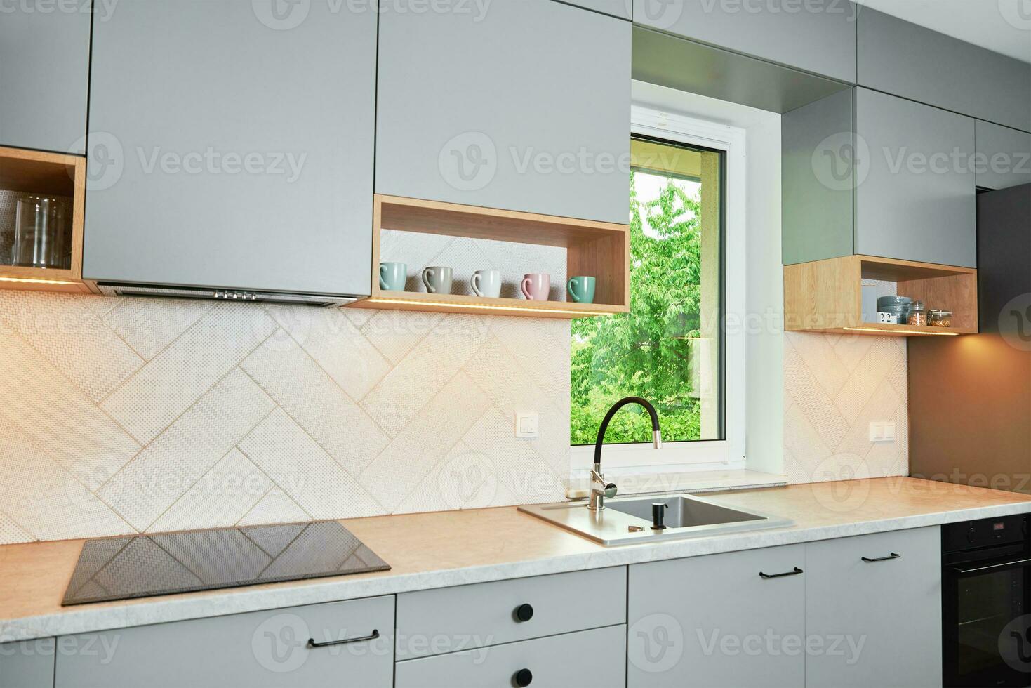moderno cocina interior con armarios y vacío encimera foto