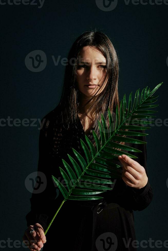 mujer retrato con palma hoja en mano foto