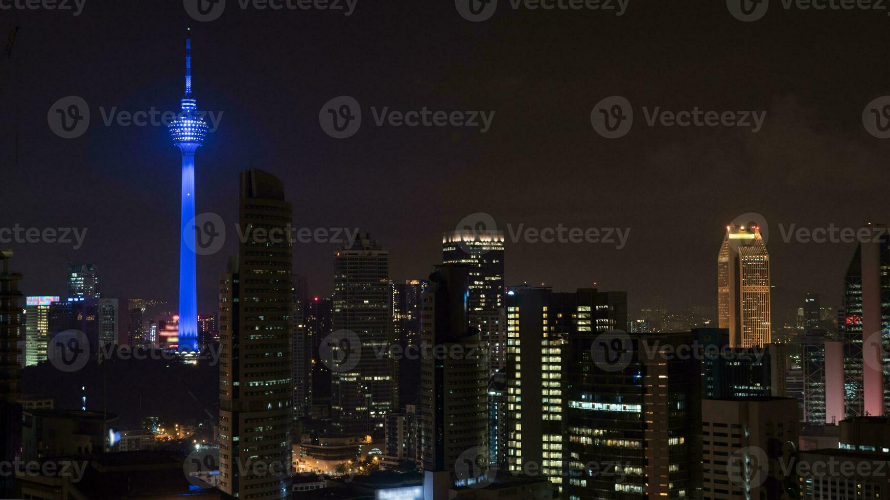 kuala lumpur noche paisaje urbano con menara kl torre foto