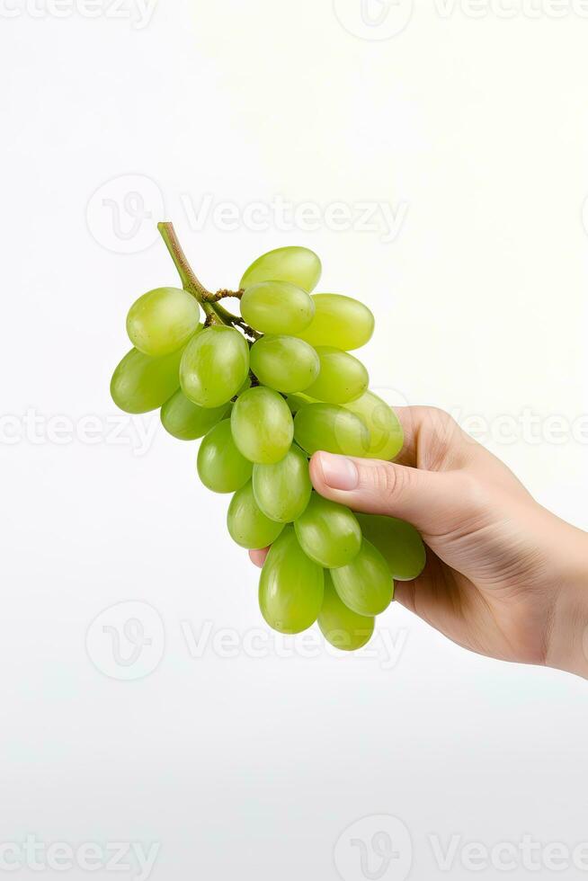 mano participación verde uvas manojo aislado en blanco antecedentes. ai generado foto